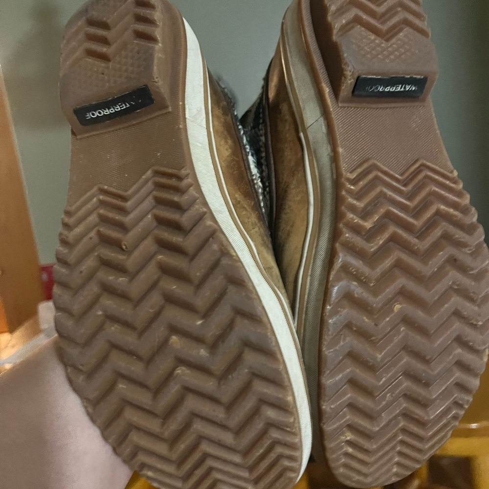 Ladies size 6.5 Sorels, put to use but still has a lot of life left.